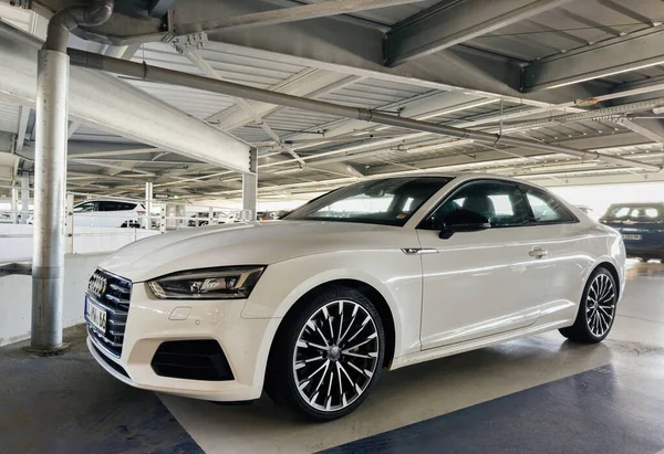 Basel, İsviçre - 22 Eylül 2022: Modern park alanına park edilmiş güçlü yeni beyaz lüks Audi Alman araba coupe 'si