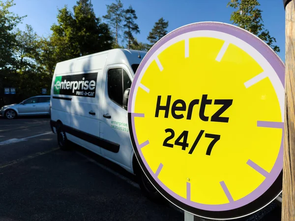 Basilej Švýcarsko 2022 Žlutý Nápis Velkém Parkovišti Hertz Bílou Dodávkou — Stock fotografie