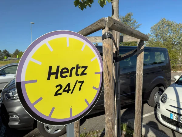 Basilej Švýcarsko 2022 Žlutý Nápis Velkém Parkovišti Hertz Hnědým Van — Stock fotografie