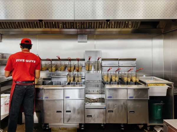 Paris França Setembro 2022 Trabalhador Nas Batatas Fritas Cozinhando Várias — Fotografia de Stock