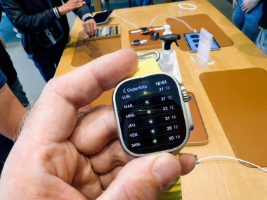 Paris, Fransa - 23 Eylül 2022: Cupertino 'daki hava durumu Apple Store' un yeni titanyum Apple Watch Ultra için satışın ilk günü.