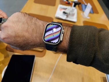 Paris, Fransa - 23 Eylül 2022: Apple Store 'un yeni titanyum Apple Watch Ultra' nın satışının ilk günü olan Sabır sporları, seçkin sporcular gibi ekstrem aktiviteler için tasarlanan yeni Apple Store 'un gururlu saati.