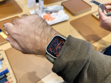 Paris, Fransa - 23 Eylül 2022: Apple Store 'un yeni titanyum Apple Watch Ultra için satışın ilk günü
