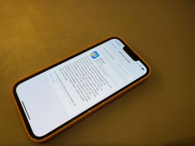 Paris, Fransa - 17 Eylül 2022: Apple Computers iPhone 13 Pro güncelleme süreci iOS 16 şirketler Uluslararası Geliştiriciler Konferansı 'nda 6 Haziran' da duyuruldu