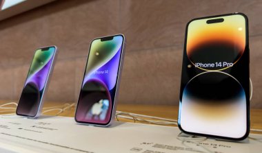 Paris, Fransa - Bölüm 16, 2022: Arka arkaya kahramanlar Apple Bilgisayarlarının iPhone 14, 14 Pro, Pro Max 'i tanıtım gününde satışa sunar.