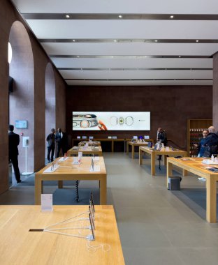 Paris, Fransa - Bölüm 16, 2022: Apple Store 'un İçi, Apple Watch Ultra akıllı giyilebilir cihaza reklam vermek ve iPhone 14, 14 Pro, Pro Max' i her zaman sergilenen masalarda, 48 megapiksel