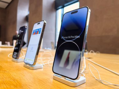 Paris, Fransa - 16 Eylül 2022: Kahraman nesne görüntüsü - Apple Bilgisayarlarının iPhone 14, 14 Pro, Pro Max indirimde, fırlatma gününde Devamlı ekran, 48 megapiksel kamera ve Dinamik Ada