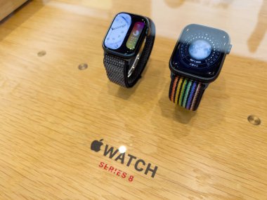 Paris, Fransa - 16 Eylül 2022: Apple Watch serisi 8 özellikli Apple mağazası: Bisiklet İzleme ve Çarpışma Tespit 2 yeni sıcaklık sensörü, yüksek G ivmeölçer, gelişmiş jiroskop.