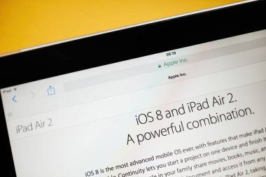 Londra, Birleşik Krallık - 17 Ekim 2014: Apple Bilgisayar ipad tabletinin yeni iPad Air 2 ve en son iOS 8 içeren yakın çekim makro görüntüsü - güçlü bir kombinasyon
