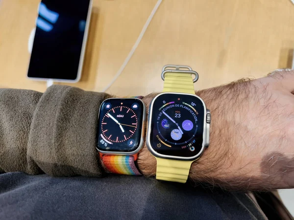 Paris France Sep 2022 Man Compare Same Wrist Apple Series — Stock Photo, Image