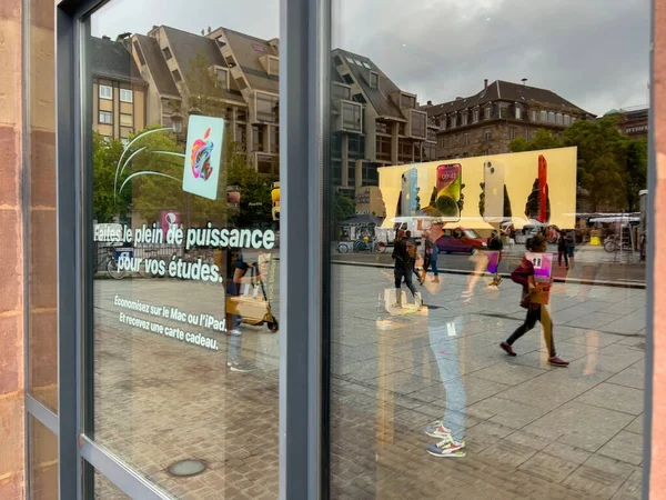 2022年9月16日 法国斯特拉斯堡 苹果商店内部反映出顾客在里面等着购买新的Iphone Pro和Max Watch系列8 — 图库照片