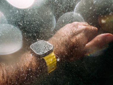 Paris, Fransa - 23 Eylül 2022: Erkek el dalışı yeni titanyum Apple Watch Ultra ile yüzmek dayanıklılık sporları, seçkin sporcular, öncü sporcular, maceraperest sporcular gibi uç aktiviteler için tasarlandı