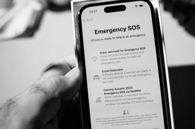 Londra, Birleşik Krallık - 17 Eylül 2022: Acil Durum SOS, Çöküş Tespit, yeni Apple Bilgisayarları iPhone 14 profesyonel akıllı telefon üzerinden uydu özellikleri ile ilk gün gözden geçirme kurulumu açılışı sırasında -