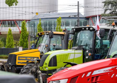 Strasbourg, Fransa - 30 Nisan 2021: Avrupa İnsan Hakları Mahkemesi önünde üç traktör