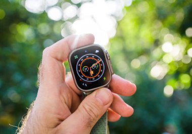 Londra, Birleşik Krallık - 28 Eylül 2022: Elde yeni Apple Bilgisayarları Apple Watch Ultra giyilebilir yeşil doğa macera arka planı