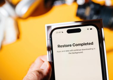 Paris, Fransa - 17 Eylül 2022: Uygulamalar ve veriler için iCloud 'dan geri yükleme tamamlandı - Apple Bilgisayarları tarafından yeni akıllı telefon iPhone 14 Pro' nun kurulumu