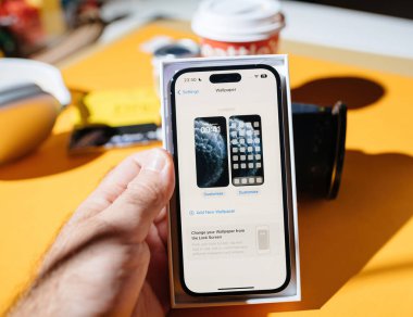 Paris, Fransa - 17 Eylül 2022: Yeni akıllı telefon kurulumu - iOS 16 os yeni iPhone 14 profosyonel maksimum akıllı telefon Apple Bilgisayarlar