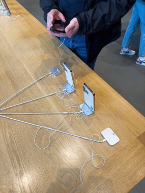 Paris, Fransa - 16 Eylül 2022: Yeni telefonu teftiş eden adam: The Apple Computers iPhone 14, 14 Pro, Pro Max, piyasaya sürülen gün boyunca indirimde, 48 megapiksel ana kamera ve Dinamik
