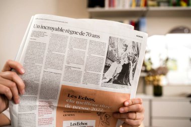 Paris, Fransa - 9 Sep 2022: Les Echos 'un en son iş gazetesinin kapak sayfasını okumak ölümünden sonra Kraliçe' ye saygılarını sunmak - elveda - Kraliçe II. Elizabeth İskoçya 'daki Balmoral Kalesi' nde öldü.