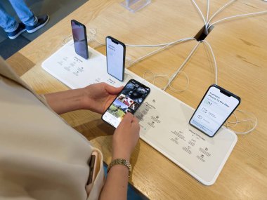 Paris, Fransa - 9 Eylül 2022: En son Apple Bilgisayarlı iPhone 13 profesyonel kadının arka görüntüsü - 13 ve mini versiyonu ile karşılaştırıldığında