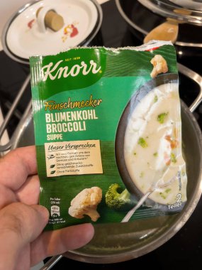 Paris, Fransa - 27 Ağustos 2022: Beyaz lahana ve brokoliden Knorr çorbasıyla birlikte erkek el ele tutuşma paketi