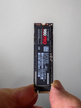 Paris, Fransa - 8 Nisan 2022: POV erkek eli kişisel bilgisayar veya Mac Apple güncellemesi için yeni Samsung 980 Pro NVME sabit diskini açıyor