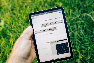 Paris, Fransa - 21 Ekim 2021: MacBook Pro 16 inç ve M2 Max CPU silikonu Apple Computers tarafından üretildi - web sitesi bağlantı portlarını gösteriyor - Magsafe 3, Thunderbolt 4, sd kart yuvası ve hdmi