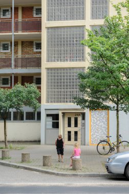 Strasbourg 'da. Fransa - 27 Haziran 2015: Fransa 'nın Strasbourg kentinde, HLM konutunun yanındaki Fransız apartmanının önünde oturan genç çocuklar düşük gelirli bir konut