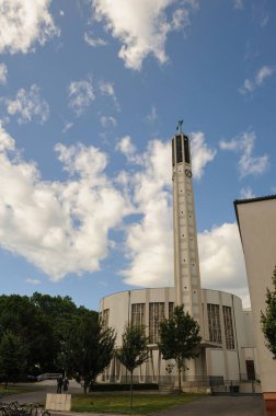Strasbourg, Fransa - 27 Haziran 2015: Fransa 'nın Strazburg kentindeki Eglise Saint Bernard Kilisesi' nin büyük metal saatli kulesi