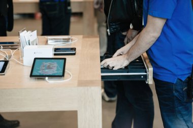 Strasbourg, Fransa - 19 Eylül 2014: Apple Store dahili dahi çalışanı yazar kasadaki para çeşitliliği - yeni iPhone akıllı telefonu satışa sunuldu