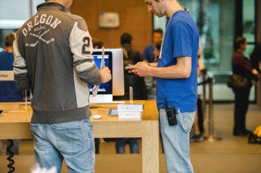 Strasbourg, Fransa - 19 Eylül 2014: Oregon ceketindeki müşteriler için satışa sunulan en son iPhone akıllı telefonunun yeni barkodunu tarayan dahi işçili Apple Store