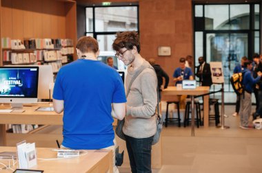 Strasbourg, Fransa - 19 Eylül 2014: Apple Store 'un içi, Apple Computers için alışveriş yapan müşterilerle dolu uzun zamandır beklenen iPhone satışlarının başlatıldığı yeni akıllı telefon iPhone.
