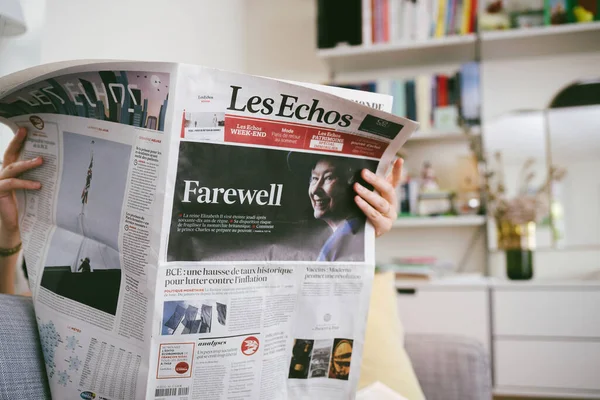 2022年9月9日 法国巴黎 女性在客厅沙发上阅读最新一期 回声报 商业封面 在女王去世后向她致敬 — 图库照片