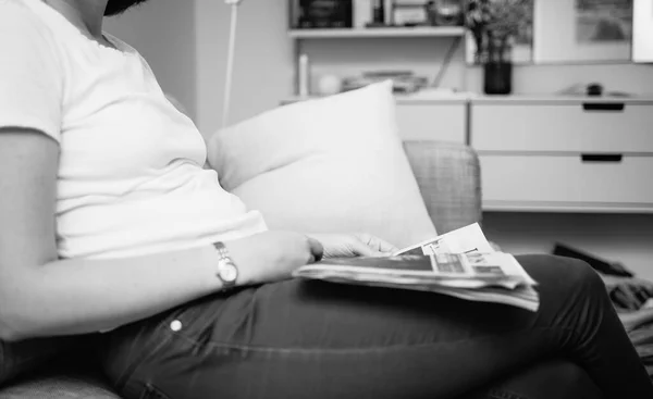 Vista Lateral Mujer Relajada Leyendo Periódico Sala Estar Con Estantes —  Fotos de Stock