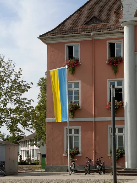 2022年8月30日ドイツ ケール市 ラタウス市役所前ドイツ ケール市中心部のウクライナ国旗 — ストック写真