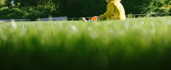 Αγνώριστο Νεαρό Αγόρι Πορτοκαλί Μπάλα Πράσινο Γρασίδι Ευρεία Πανοραμική Εικόνα — Φωτογραφία Αρχείου