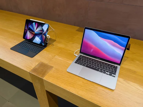 Paryż Francja 2022 Apple Computers Macbook Pro Obok Ipad Pro — Zdjęcie stockowe