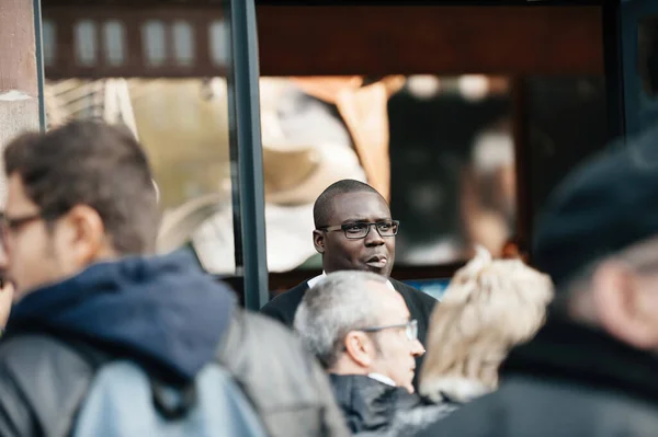 Страсбург Франция Сентября 2014 Черный Этнический Охранник Наблюдает Толпой Входа — стоковое фото