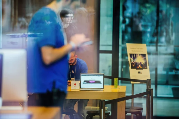 Страсбург Франция Сентября 2014 Вид Оживленный Интерьер Apple Computers Store — стоковое фото