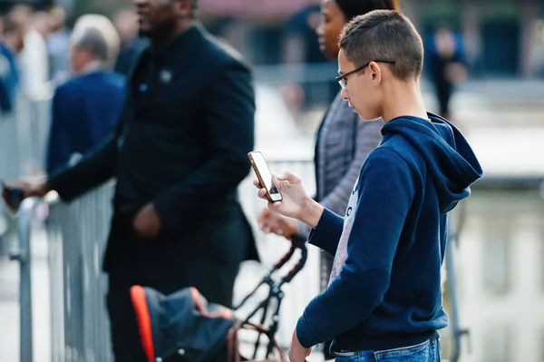 Štrasburk Francie 2014 Boční Pohled Mladého Muže Pomocí Starého Apple — Stock fotografie