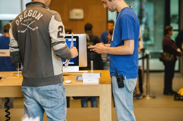 フランス ストラスブール2014年9月19日 Apple Store 天才労働者の従業員がオレゴン州のジャケットの顧客向けに発売中の最新のIphoneスマートフォンのボックスバーコードをスキャン — ストック写真