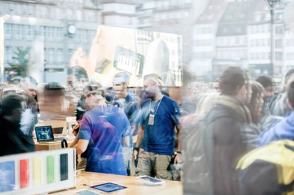 Strasbourg France Sep 2014 Apple Store Interior Reflected Customers Genius — Stock Photo, Image