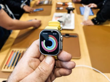 Paris, Fransa - 23 Eylül 2022: Etkinlik uygulama halkaları sergileniyor - Apple Store yeni titanyum Apple Watch Ultra için satışın ilk günü dayanıklılık sporları, seçkin sporcular gibi uç aktiviteler için tasarlandı