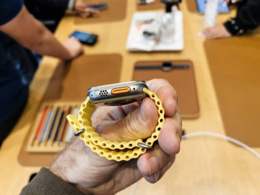 Paris, Fransa - 23 Eylül 2022: POV erkek, yeni titanyum Apple Watch Ultra 'yı tutuyor dayanıklılık sporları, seçkin sporcular, öncü atletler, macera Apple Store' un ilk günü gibi uç aktiviteler için tasarlandı
