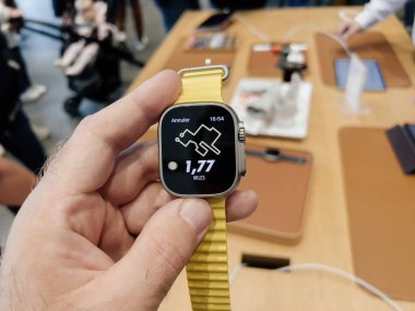 Paris, Fransa - 23 Eylül 2022: Nike Running Club uygulama haritası, yeni titanyum Apple Watch Ultra, dayanıklılık sporları, seçkin sporcular, öncü sporcular, maceralar için tasarlandı