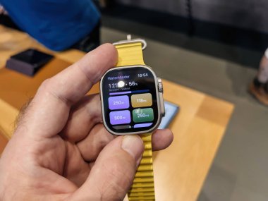 Paris, Fransa - 23 Eylül 2022: Apple Watch Ultra i Apple Computers mağazasındaki dalgıçlar için WaterMInder uygulaması