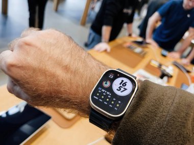 Paris, Fransa - 23 Eylül 2022: Apple Store, Apple 'ın yeni titanyum Apple Watch Ultra' daki ilk satış günü.