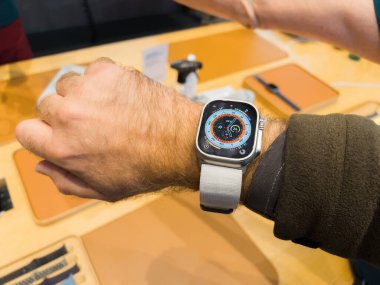 Paris, Fransa - 23 Eylül 2022: Apple Store yeni titanyum Apple Watch Ultra satışının ilk günü birden fazla komplikasyonlu erkek bileğinde Apple bilgisayar son aygıtı