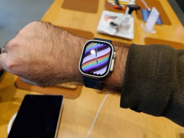 Paris, Fransa - 23 Eylül 2022: Apple Store 'un içinde Apple Watch yltra' nın gururlu yüzü, dayanıklı sporlar, seçkin sporcular gibi uç aktiviteler için tasarlanmış yeni cihazların satışının ilk günü