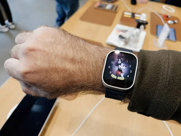 2022年9月23日 法国巴黎 苹果商店首日发售新的钛苹果手表Ultra 时钟上印有米老鼠卡通图片 — 图库照片